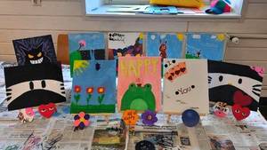 Kunstwerke auf Leinwerk, die von den Jugendlichen im Rahmen des Osterferienprogramms im Jugendtreff Eschelbronn gestaltet wurden.