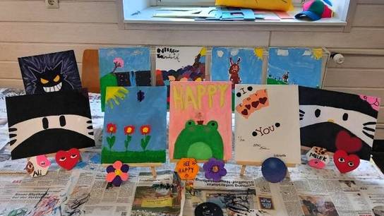 Kunstwerke auf Leinwerk, die von den Jugendlichen im Rahmen des Osterferienprogramms im Jugendtreff Eschelbronn gestaltet wurden.