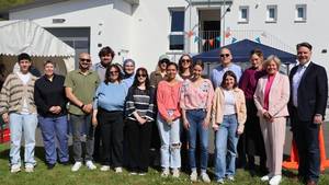 Gruppenfoto des Geschäftsführers sowie des Teams der SRH Schulen Jugendhilfe bei der Eröffnungsfeier in Wiesenbach am 17.04.2026.