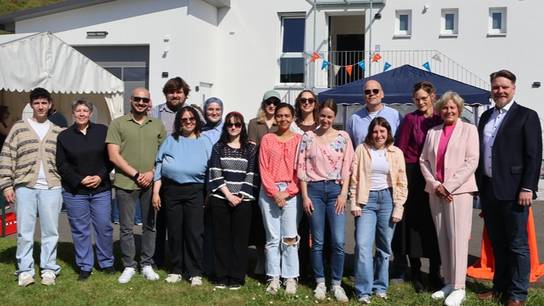 Gruppenfoto des Geschäftsführers sowie des Teams der SRH Schulen Jugendhilfe bei der Eröffnungsfeier in Wiesenbach am 17.04.2026.