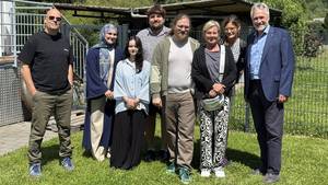 Gruppenbild: Team der SRH Schulen Jugendhilfe (teilstationäre Tagesgruppe) + Wiesenbachs Bürgermeister Eric Grabenbauer