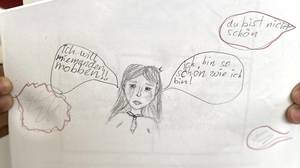 Die Schulsozialarbeiter:innen der SRH Schulen arbeiten u. a. mithilfe eines Helden Heftes; hier wird ein Auszug daraus gezeigt.