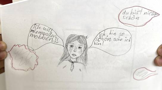 Die Schulsozialarbeiter:innen der SRH Schulen arbeiten u. a. mithilfe eines Helden Heftes; hier wird ein Auszug daraus gezeigt.