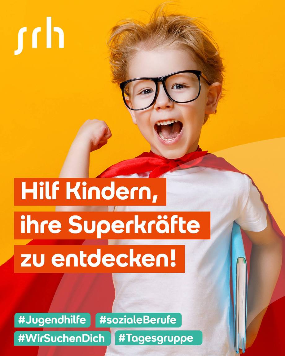 Starker Junge mit Superman-Umhang und Buch unter dem Arm.