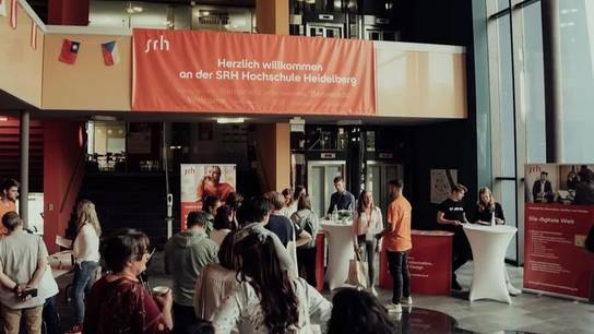 Besucher:innen eines Infotages der SRH Hochschule Heidelberg