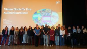 Gruppenbild des Teams der Schulsozialarbeit der SRH Schulen Jugendhilfe zur 15-jährigen Jubiläumsfeier.