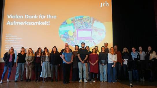 Gruppenbild des Teams der Schulsozialarbeit der SRH Schulen Jugendhilfe zur 15-jährigen Jubiläumsfeier.