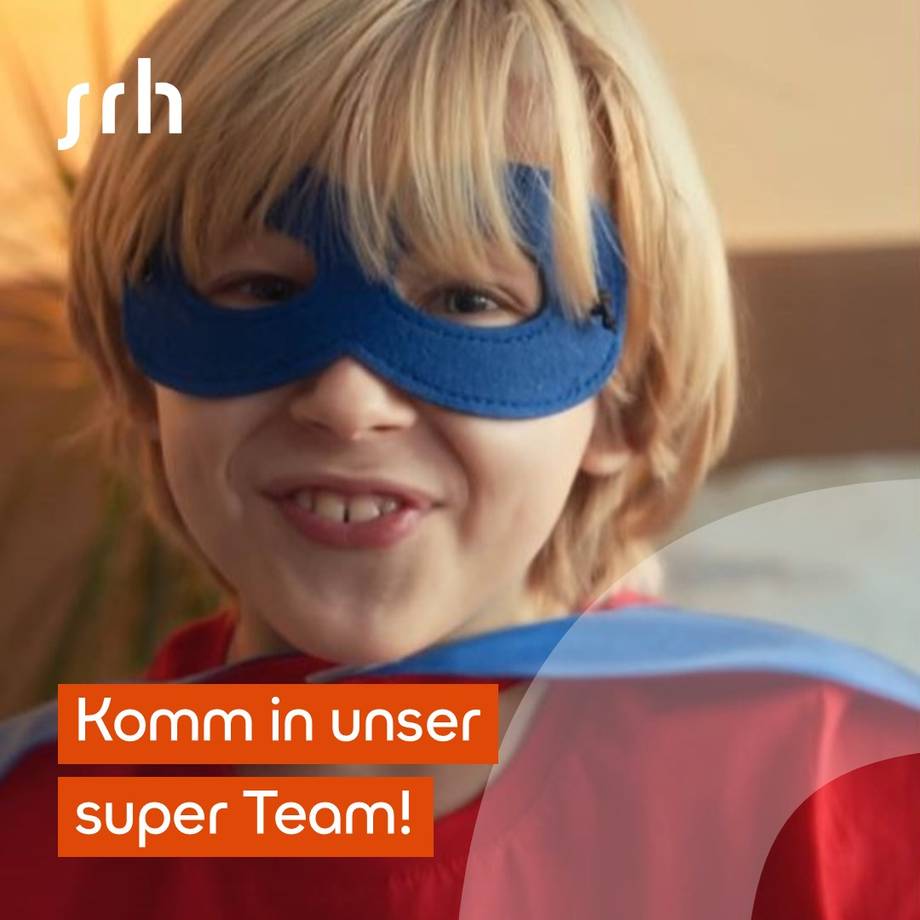 Kind im Superheldenkostüm