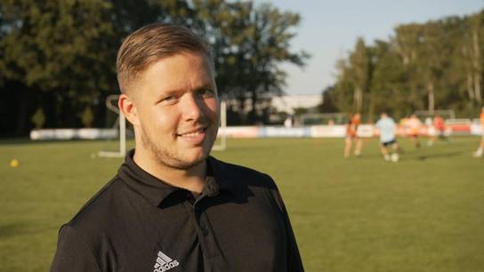 Jonas als Co-Trainer der A-Jugend auf dem Fußballplatz.