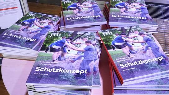 Bücherstapel des Schutzkonzeptes der SRH Schulen Jugendhilfe liegen für Interessierte bereit.
