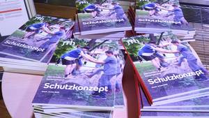 Bücherstapel des Schutzkonzeptes der SRH Schulen Jugendhilfe liegen für Interessierte bereit.