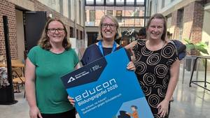 Zwei unserer SRH-Schulen-Jugendhilfe-Kolleginnen und eine EDUCON-Team-Kollegin stehen nebeneinander und schauen in die Kamera.