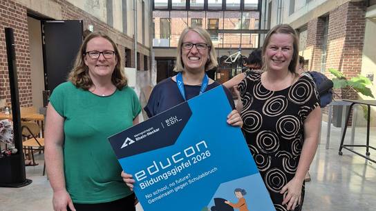 Zwei unserer SRH-Schulen-Jugendhilfe-Kolleginnen und eine EDUCON-Team-Kollegin stehen nebeneinander und schauen in die Kamera.