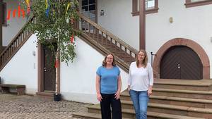 Zwei Frauen stehen vor dem Haupteingang des Rathauses in Helmstadt-Bargen.