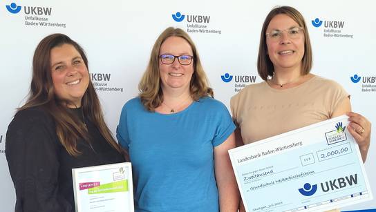 Bei der Ehrung stehen nebeneinander (v. l. n. r.) die Schulsozialarbeiterin, die Abteilungsleiterin der Schulsozialarbeit (SRH Schulen GmbH) und die Schulleiterin der Grundschule Neckarbischofsheim.