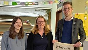 Der Bürgermeister von Eschelbronn sowie zwei SRH-Schulen-Kolleginnen der Schulsozialarbeit stehen nebeneinander in den neuen Eschelbronner Jugendtreff-Räumlichkeiten.